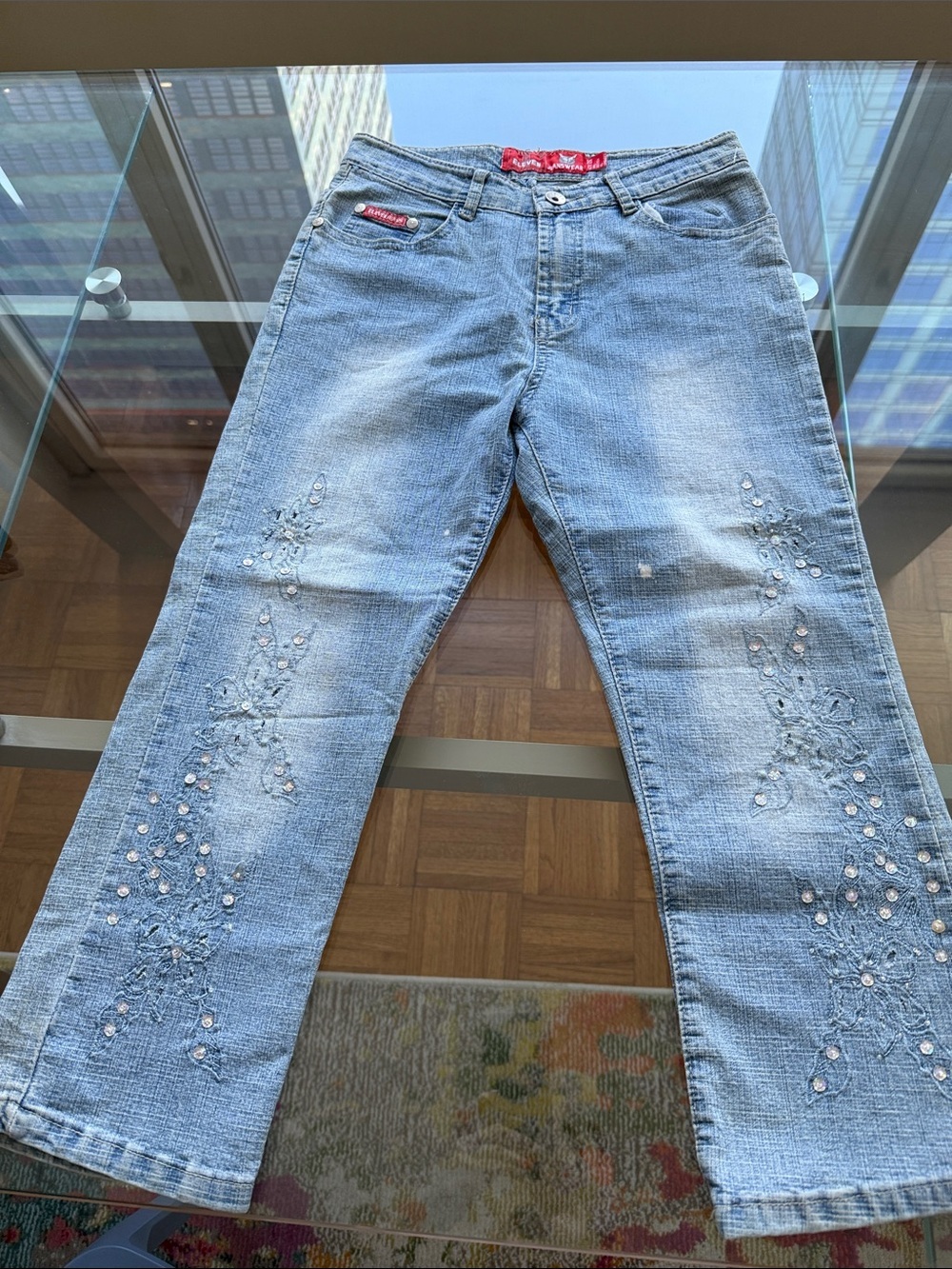 Eleven Jeanswear Light Wash Crop Jeans w/Floral Embroidery & Sequins. Size 26.